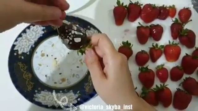 Необычный лёгкий десерт на Новогодний стол. Клубника в шоколаде I Рецепты I  Recipe #ВикторияСкыба