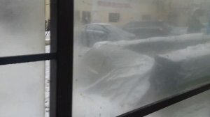 Корчма Вечера на хуторе сбрасывает снег в подземный переход на Рязанском проспекте