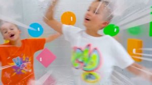 Влад и Ники ищут выход из комнаты - Челленджи для детей