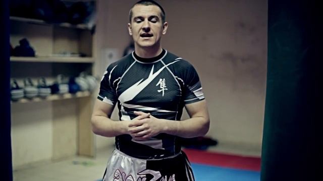 (Урок №3 - Бойцовский IQ) Как эффективно работать на мешках в тайском боксе смотреть онлайн