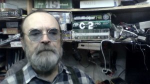 В магнитоле шум двигателя.