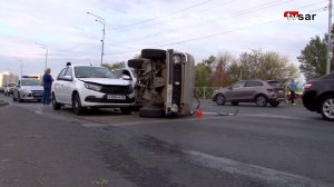 В Юбилейном случилось тройное ДТП. Одно авто завалилось на бок