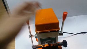 Вертикальный станок для ключей Leader 368
