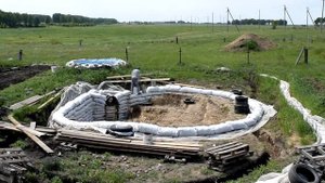 Строю дом из глины и палок.