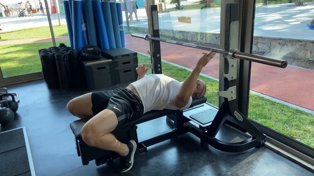 Техника выполнения жима лежа. Разбор изначальной позиции и нюансов в ней при классическом жиме смотреть онлайн