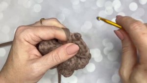 ВЯЗАНАЯ ШИШКА! Как связать украшение на ёлку из небольшого количества пряжи?