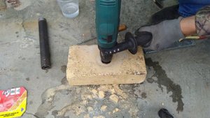 Отверстие в шамотном кирпиче под горелку в горн...