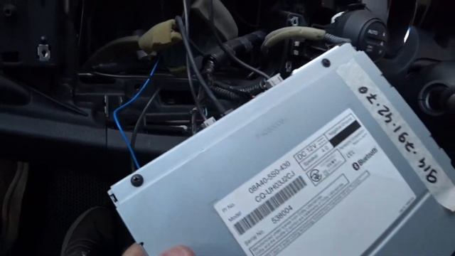 Подключаем кабель USB на Gathers vxm 145 vsi Honda Fit Shuttle. смотреть онлайн