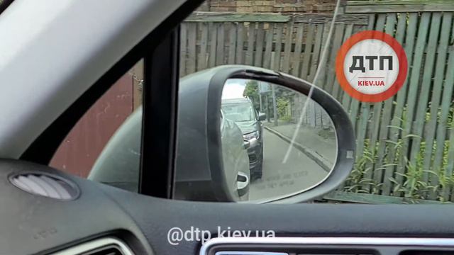 Видео: Киеве на Лобановского в светлый праздник вышиванки какой то парень ставит на место водителе смотреть онлайн