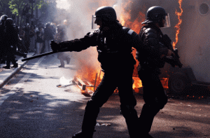 Массовые беспорядки во Франции вышли из-под контроля и перекинулись на соседнюю Бельгию