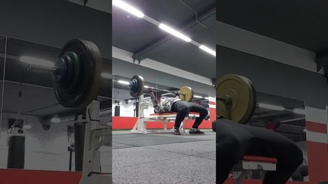 Жим лежа на брусок (5см) средним хватом 115х2 смотреть онлайн