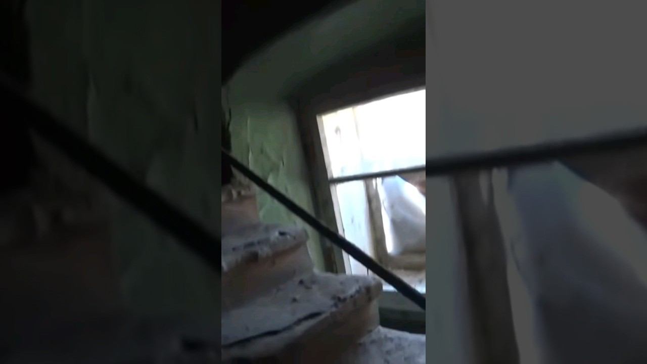 Поднимаюсь на второй этаж усадьбы Тахтамировых. По лестнице видавшей многое за последние сотни лет