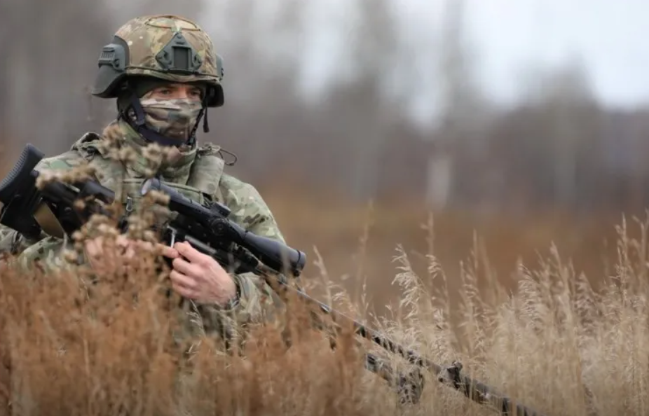 Уничтожение снайперами украинских диверсантов из бесшумных винтовок сняли на видео