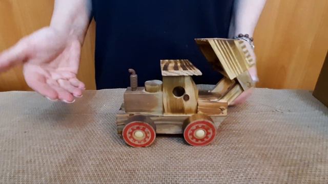 Деревянный игрушечный трактор