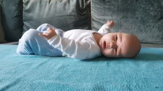 4 месяца, переворот со спины на живот смотреть онлайн