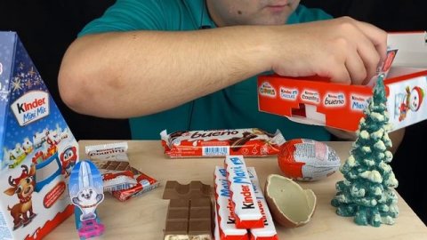 ASMR Kinder Chocolate Christmas Party (Eating Chocolate Candy Bars, Surprise Eggs & Bueno) Mukbang