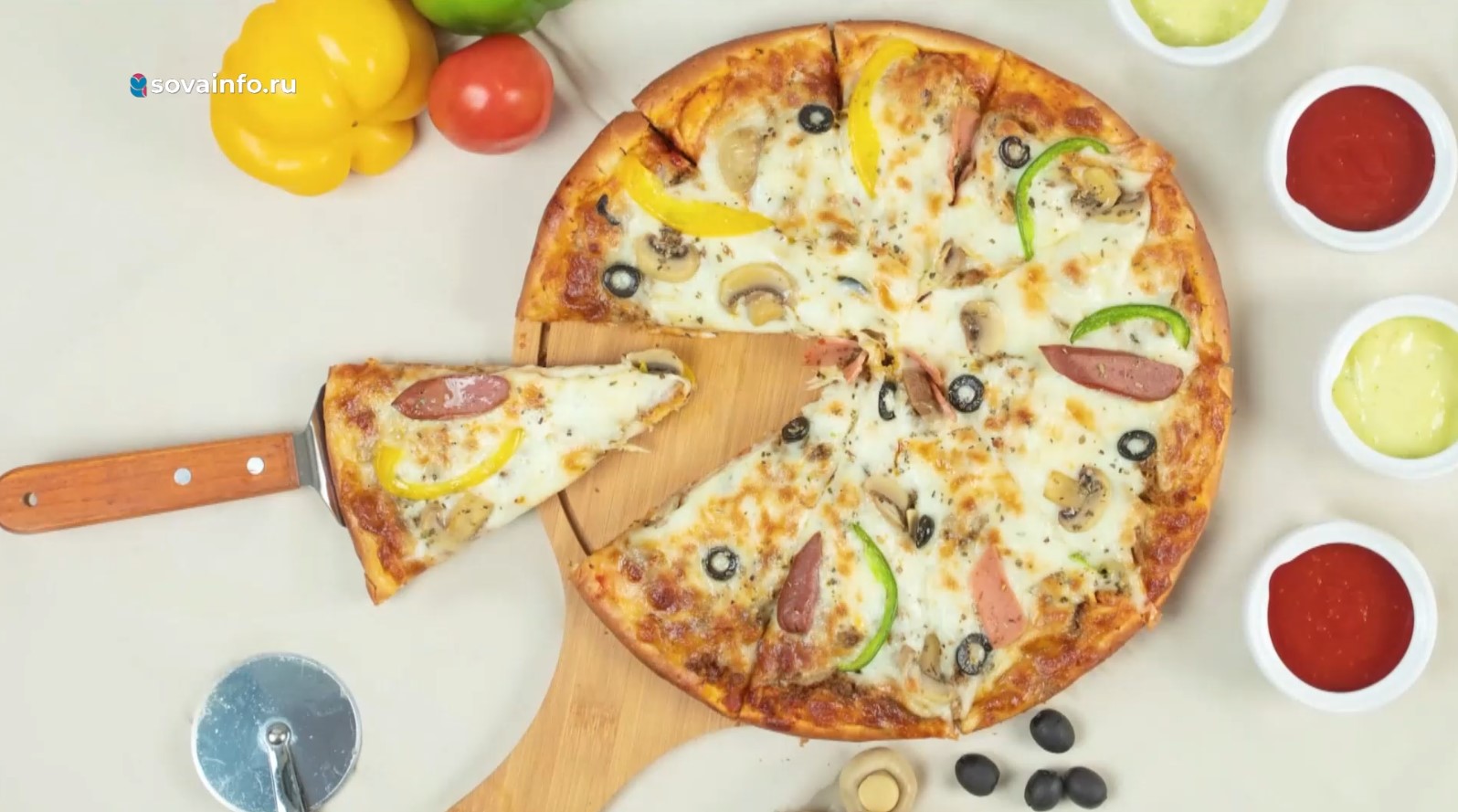 Ест пиццу. Пикник с пиццей. Пицца красивая в коробке. То от пицца. Пицца в коробочке.