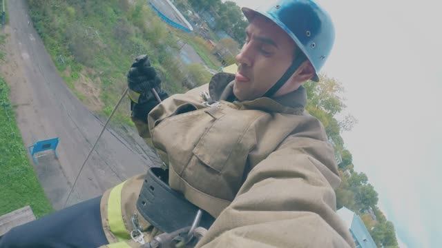Экшн камер закреплена на голове, ноге и руке пожарного.Тренировка ,самоспасание по верёвке.