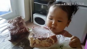 Нарияна любит кушать сырое мясо (жеребятина) как истинный якутский ребенок