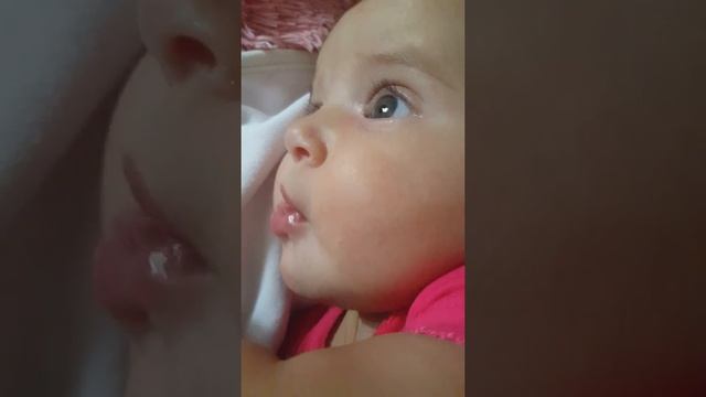 5 months old soothing her gums 5 месячный ребёнок чешит дёсна языком :) смотреть онлайн