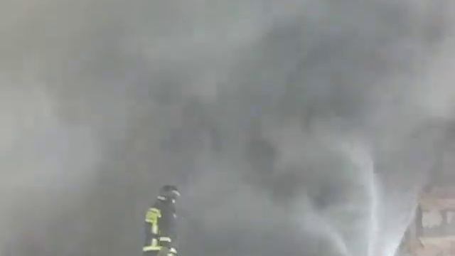 МЧС в Ханты-Мансийске тушит магазин "Березку" смотреть онлайн