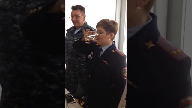 Полковник полиции обмывает звёзды