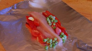 Курица, запеченная в фольге с овощами