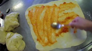 Сдобный рулет с повидлом,орехами и курагой .