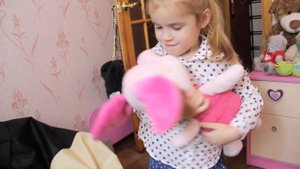 Настя играется с Беби Борн и куклами. Видео для детей