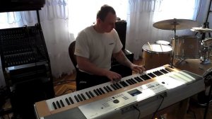 Супер игра на синтезаторе.