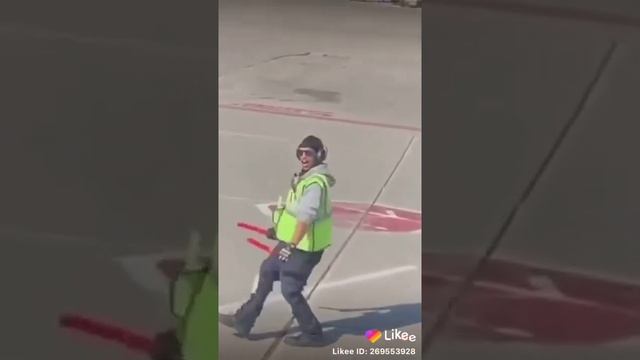 Весёлый работник аэропорта