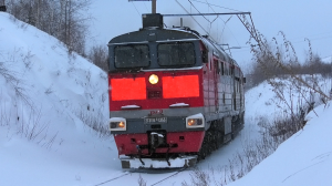 "Первый грузовой в Новом 2024 году". 2ТЭ116К-1355 с небольшим грузовым поездом