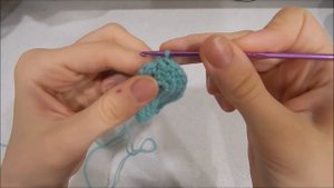 Изнаночный рельефный столбик без накида крючком.