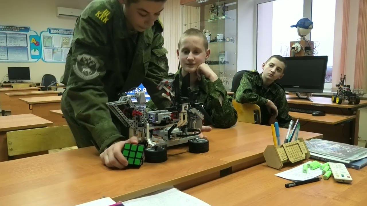 Робот и человек кто быстрее соберёт кубик рубика