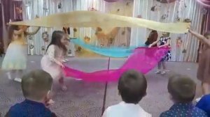 Танец с полотнами с осеннего праздника.