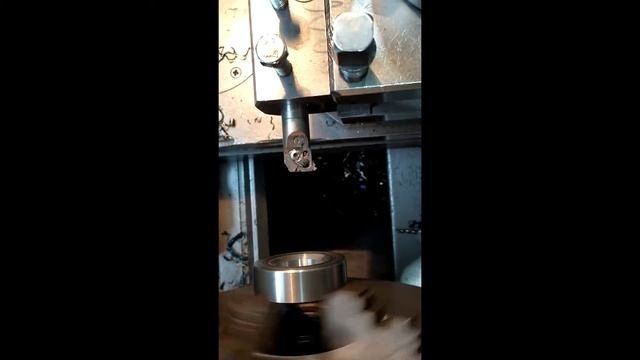 Режу внутреннюю резьбу резцом