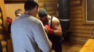 Комбинации в боксе отработка ударов на лапах