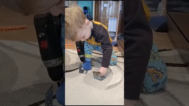 Кирюшка весь в работе ,удивительный малыш,ему 2 года будет в светлый праздник Рождество смотреть онлайн