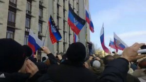 Спуск флага Украины в Донецке