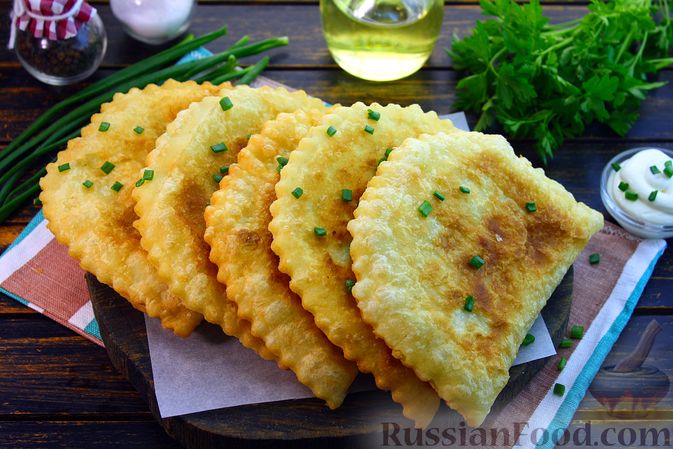 Сочные, с хрустящей корочкой.
ЧЕБУРЕКИ ИЗ СЛОЕНОГО ТЕСТА