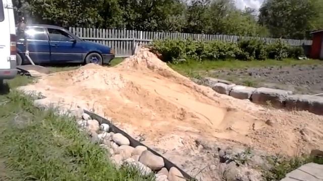 Самодельный минитрактор Растаскиваю песок 2 смотреть онлайн