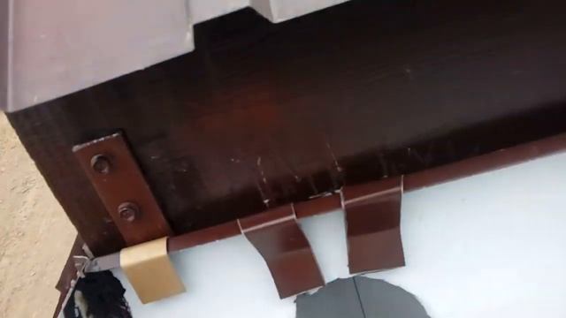 Накрыли крышу с одной стороны, карниз, водостоки.27.06.2019 смотреть онлайн