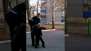 Мальчик дерётся с пацаном