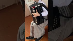 чеченка красиво играет на гармошке 😍