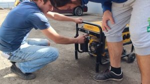 Инструктаж клиента при выдаче бензогенератора в аренду от компании Оренпрокат