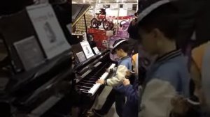 Маленький мальчик потрясающе играет на фортепиано