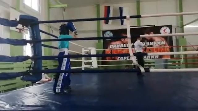 кигбоксинг я синий нагдауном выграл изи