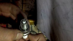 Свеча зажигания с декомпрессором