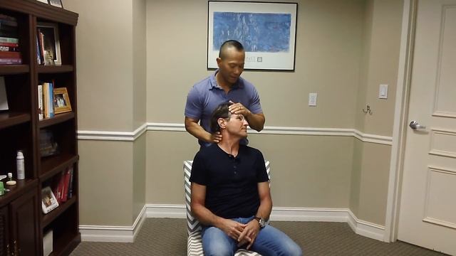 First Time Getting A Neck Adjustment Sitting Up.. Patient's Reaction "WOW"!! смотреть онлайн