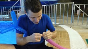 Видео про игры в аквапарке с игрушками: Робот Трансформер Бамблби учится плавать! Игрушки в бассейн